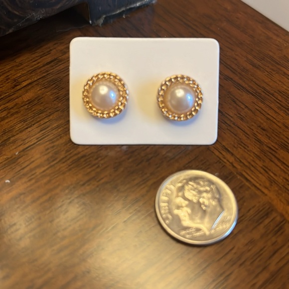 *LAST ONE* Gold Pearl Stud Post Earrings - Picture 2 of 4